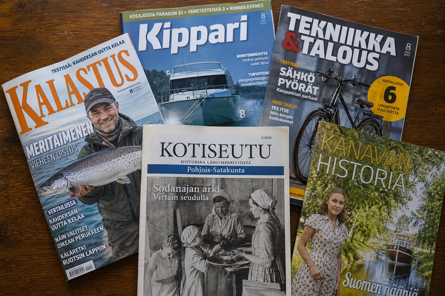 Harrastuslehtien kirjo pöydällä ylhäältä kuvattuna: kalastus, tekniikka ja paikallishistoria